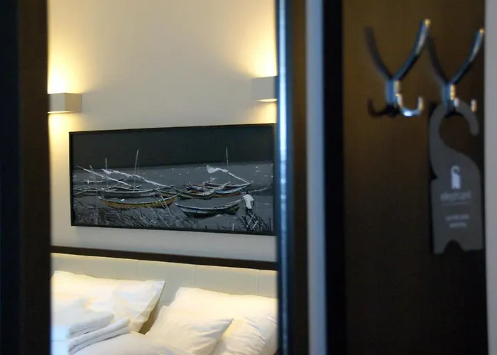 Center House Elephant Posen